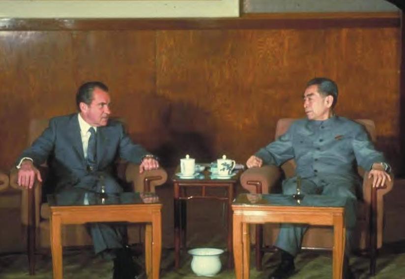 1972年，美国总统尼克松来华访问，与周总理会谈时，他非常自负地说：“美国所拥有