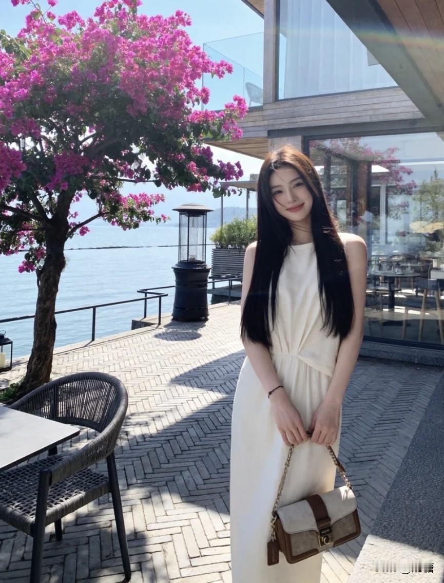 察觉到了吗？想知道一个女人过得咋样，瞅瞅她的脸就一目了然，超准哒！没错，一个
