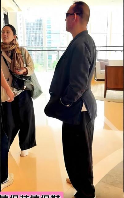 63岁姜文和47岁周韵在香港被偶遇啦！姜文一身黑戴墨镜，腰板挺得笔直，那股霸气劲