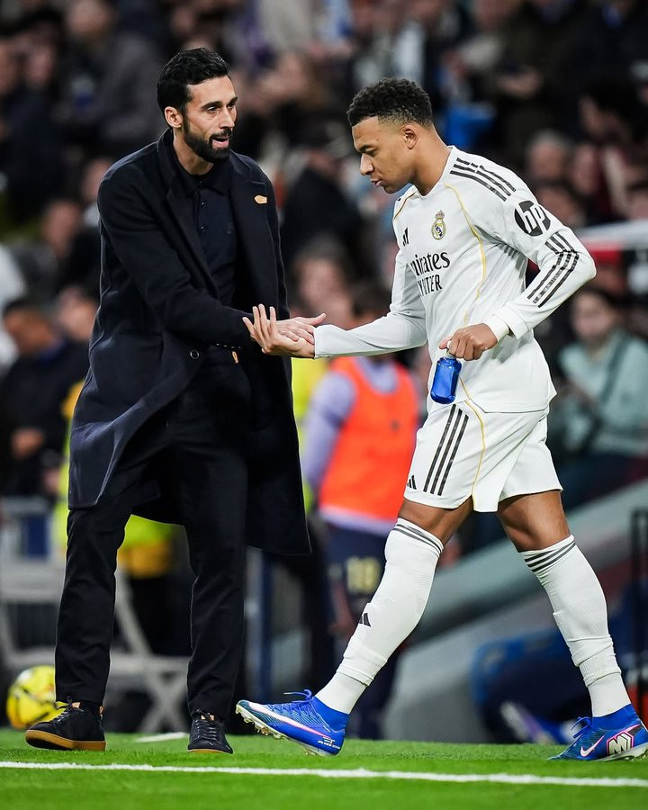 阿韦洛亚希望让球员们踢他们最喜欢的位置。经过共同商议，每位球员都向他明确表达了自