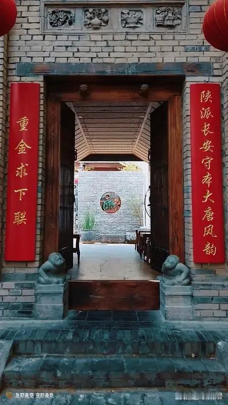 指出对联张贴的一个错误网上说，横披是对联的上下联张贴的标志。如果横披从右写到左