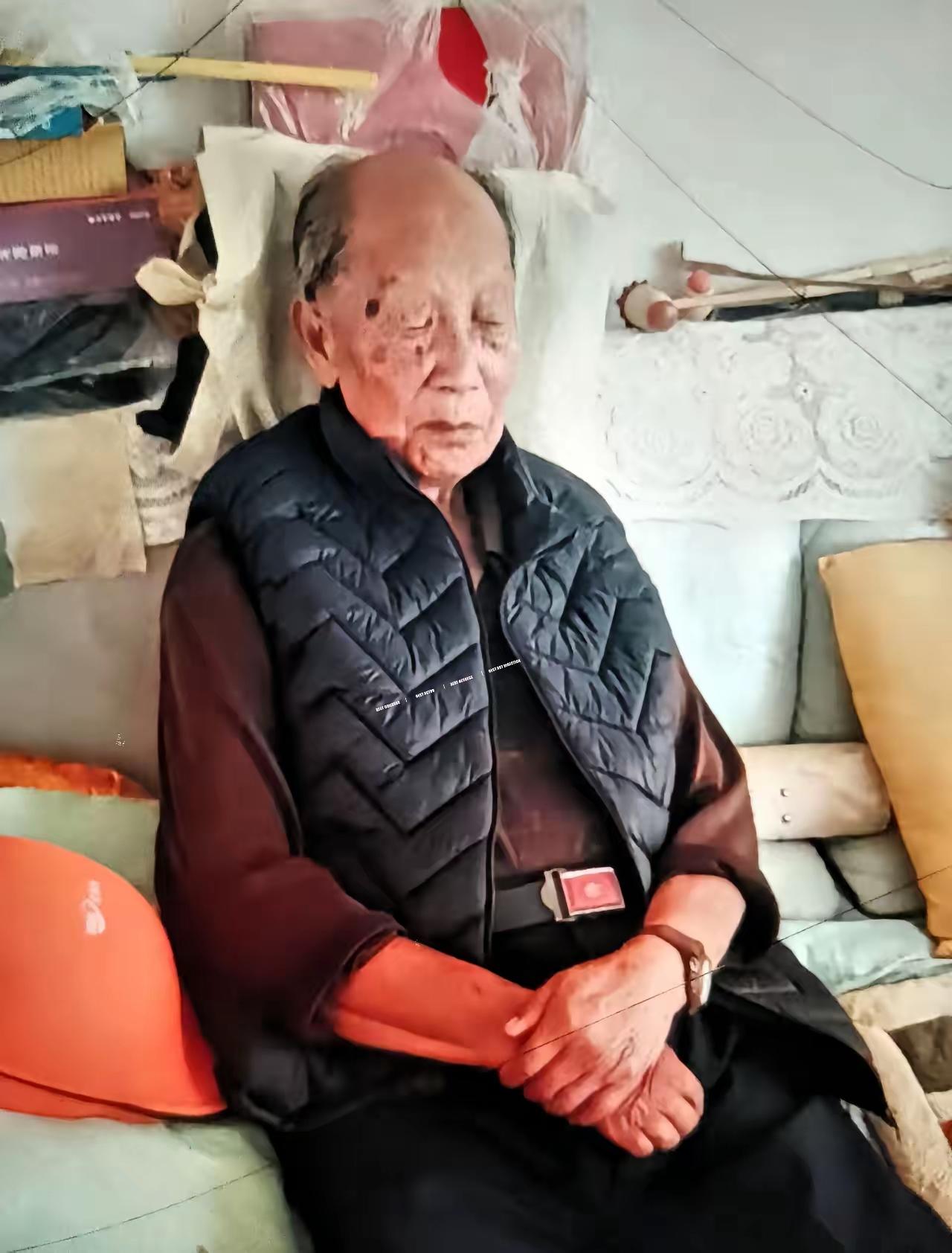 痛心，太快了，父亲刚吃完饭，坐在沙发，突然双目紧闭，儿子察觉不对劲，喊了声，爸！