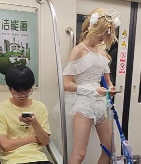 “漫展圈这么乱吗？”地铁妆娘身材火辣，路人忍不住偷拍。结果仔细一看居然是个男的。