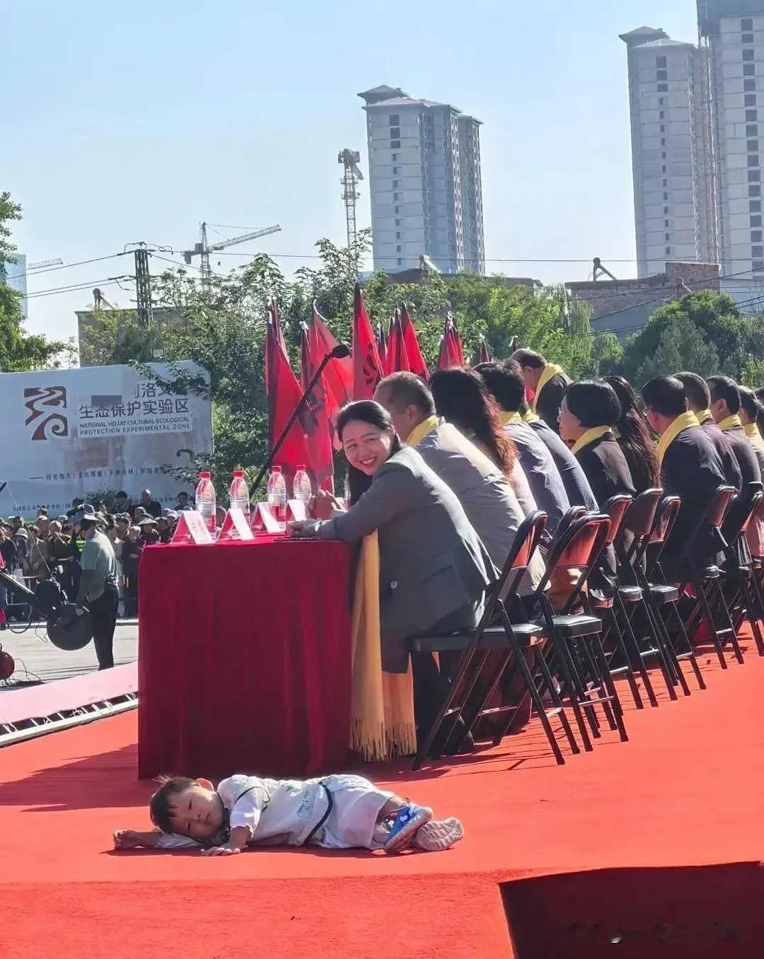在孩子眼里,这些大人就是闲的,就是瞎胡闹,没事躺会儿不好吗?规规矩矩坐那多累。