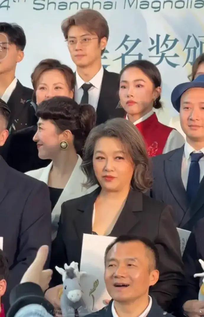 58岁江珊露面，150斤身材穿西装腚大腰圆，但脸显年轻几乎没皱纹