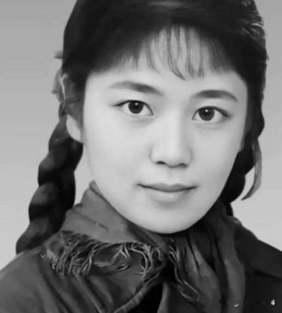 1978年，25岁的代销员王秀英被堵在值班室，采购主任一把将她按在货架上。绝境中