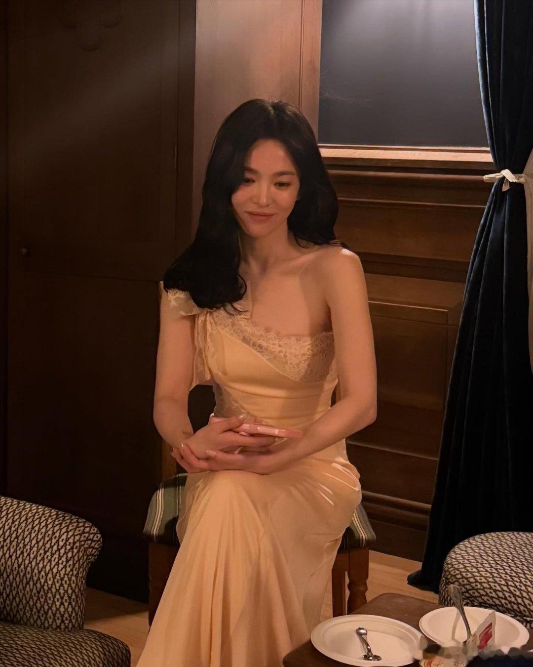 宋慧乔ins更新尚美巴黎高珠活动美照✨时尚灵感解读