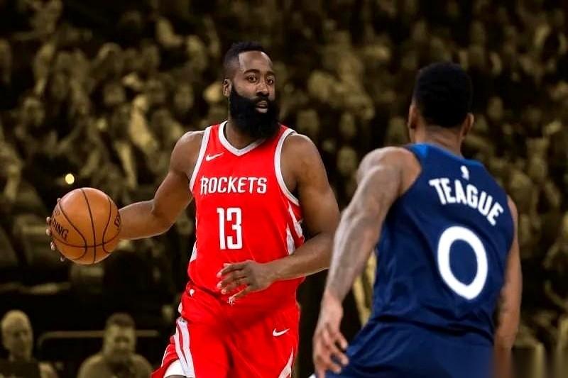 最后0.1秒，球出手。灯亮，哨响。今天的所有故事，在这一刻，都结束了。布朗