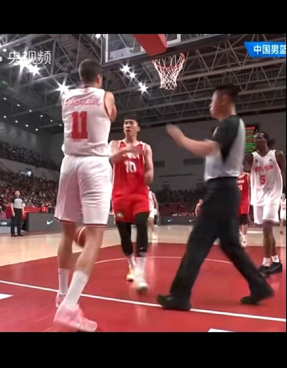 中国男篮球员王俊杰太硬气了啊，他只是上去贴身防守干扰发球，那个外国球员就直接伸