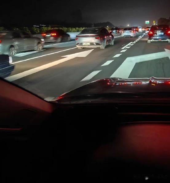 湛江、茂名段高速公路出现拥堵情况，有人提议关闭阳江、新墟等服务区，这样做真能解决