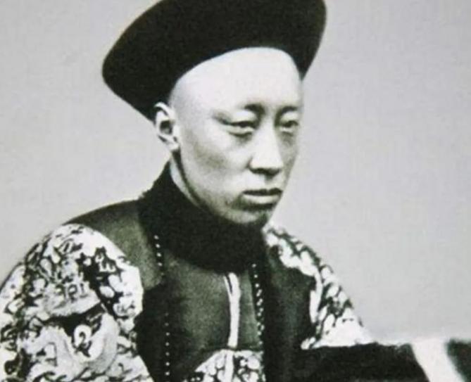 慈禧太后有个亲弟弟，名叫桂祥，他经常把慈禧的赏赐拿去当铺，换成现金去抽大烟！慈禧