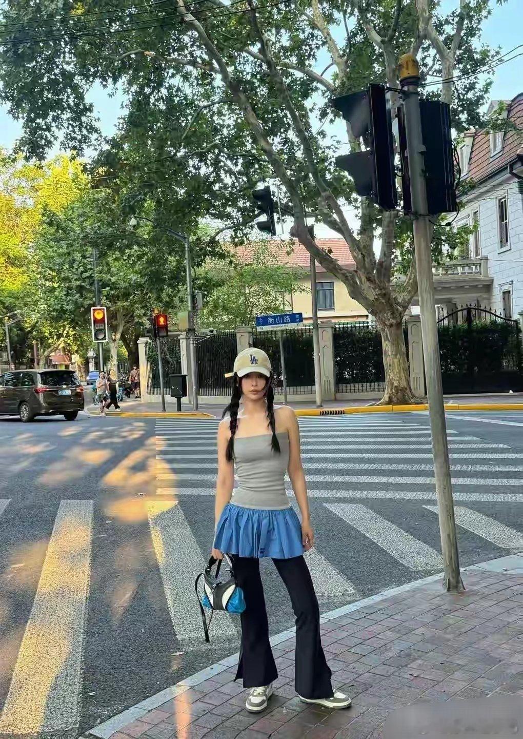 虞书欣分享美照，穿抹胸衣扎双麻花辫，街头元气辣妹清爽又俏皮​​​