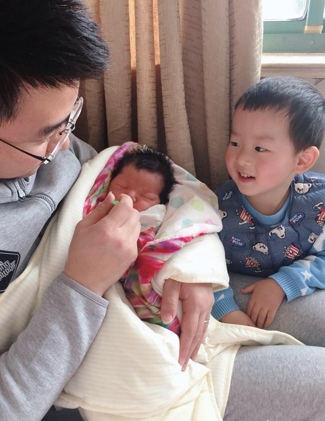 这个根据个人情况而定吧，我当时28岁生第一胎，现在偶尔还会抱怨两句，早两年生娃孩