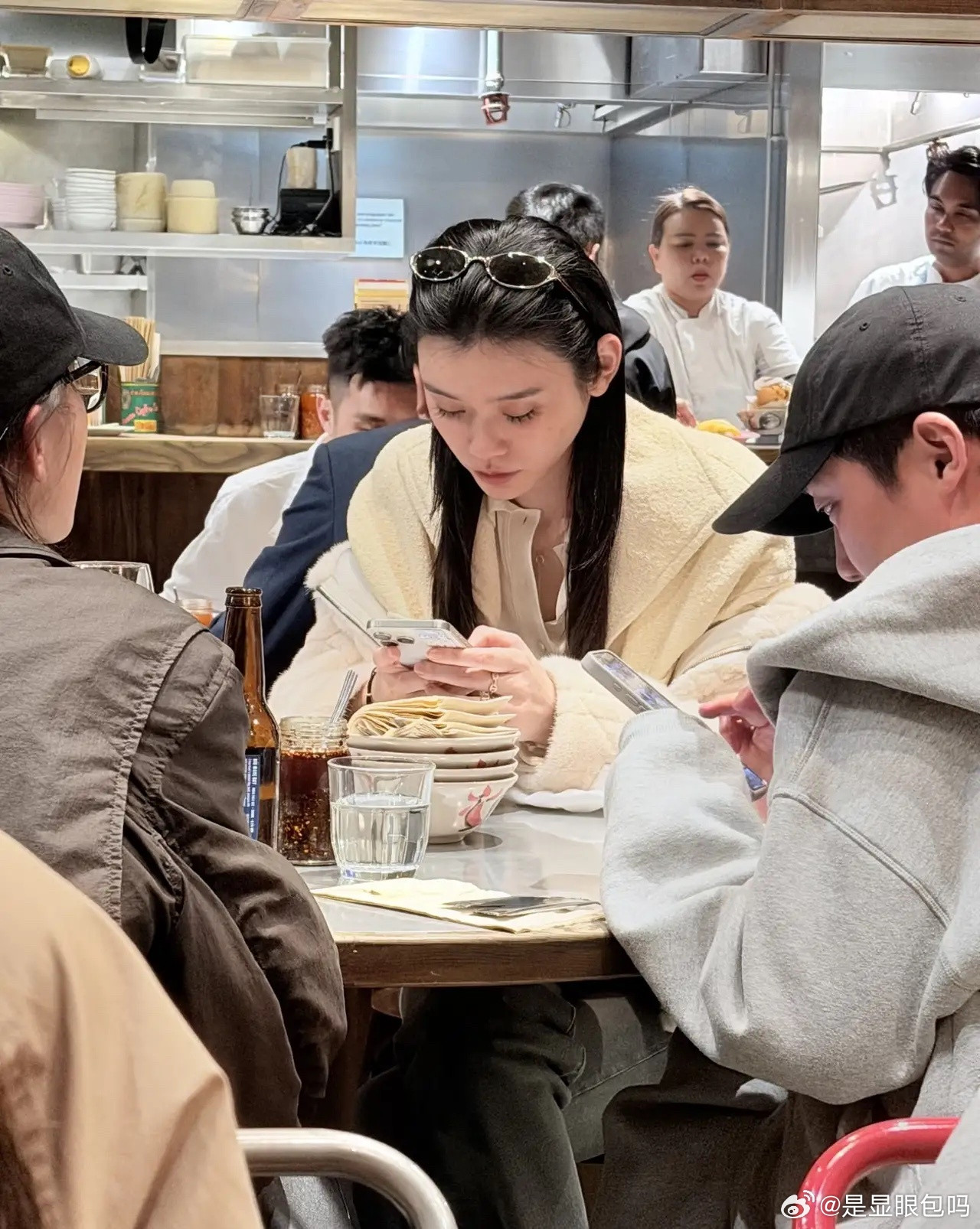 有网友在香港偶遇奚梦瑶，无美颜滤镜，她真的好漂亮！钱确实养人，她比以前更好看了！