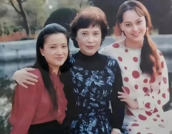 看这张老照片，何晴、秦怡、宋佳同框，何晴号称古典第一美女但在中间两位面前直接被比