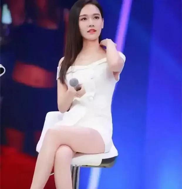 退圈女主持带肉腿萌娃出街！任重化身人形购物车，网友笑评：昔日女海王终于靠岸重庆
