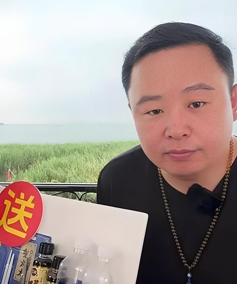 前脚痛批同行不务正业，后脚直播带货大螃蟹，阎鹤祥这算不算打脸？郑好早已给出答案！