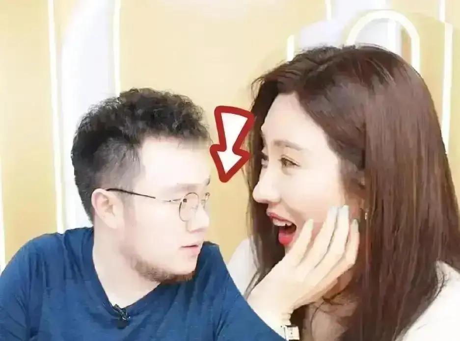 2016年，英达给巴图转了7笔钱。每一笔都备注“给儿子”。但巴图在直播里说，