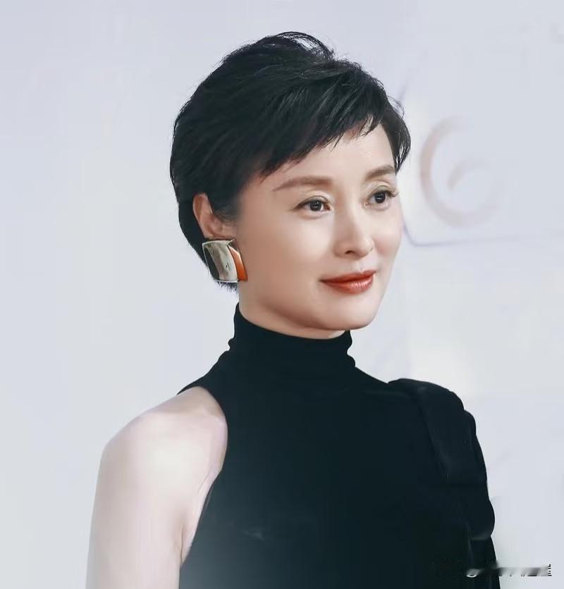 刚看到吴越的新闻，我先替她骂，有些人真闲得慌！53岁没结婚怎么了？毕竟，她