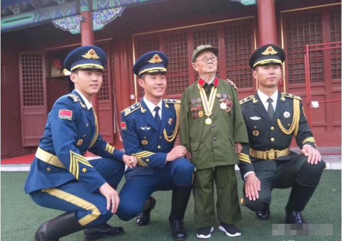 1939年，一个“小男孩”在街上碰见日军军官茨谷五雄，随后礼貌地鞠躬，然而，茨谷