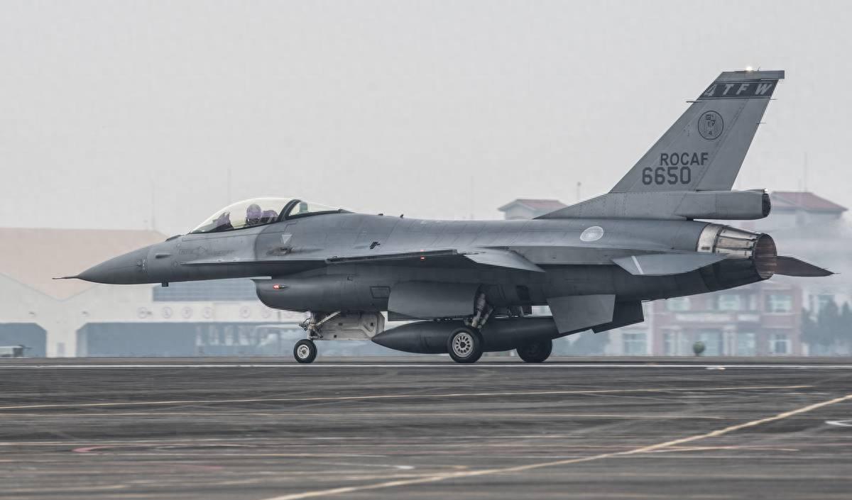 美再度对台军售,F16要装备歼10C同款设备,<em>霹雳15</em>掌握优势
