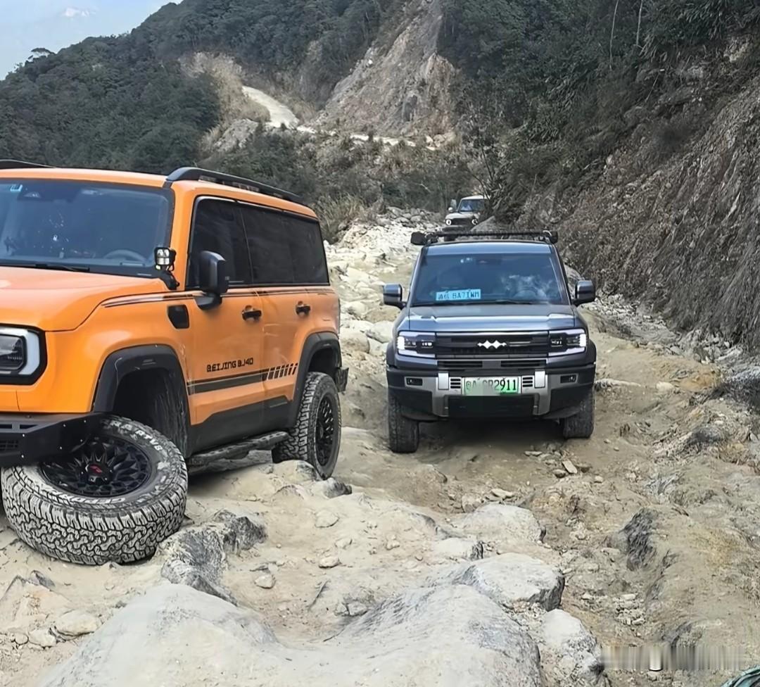 看这张图，很多人应该第一眼说，是方程豹。有些人见到比亚迪有点啥事，见到国产有点啥