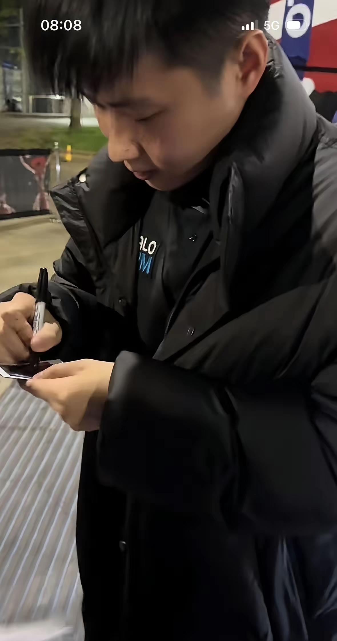 赵心童尽管输掉了比赛，无缘四强他的人品与格调仍让人钦佩，赛后赵公子不仅没有一点