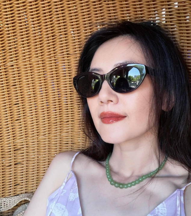 高圆圆这张海边照真的太美了！海风把裙子和头发吹得飘起来，整个人又松弛又自在，仙