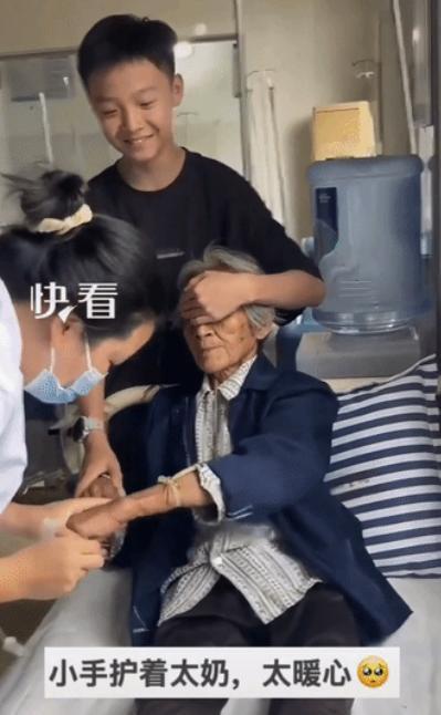 “上新华社了！”湖北，重孙陪86岁太奶去看病，当看到护士要扎太奶手时，担心太奶害