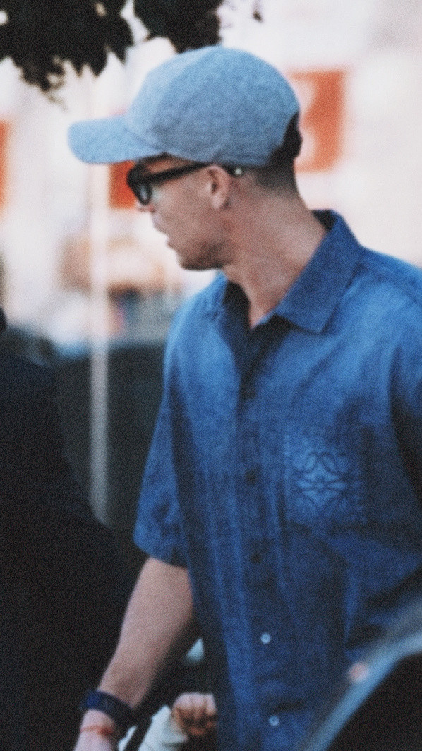 马德里潮男随便拍都这么出片😇李现:摄影三要素是模特好看模特好看模特好看本天