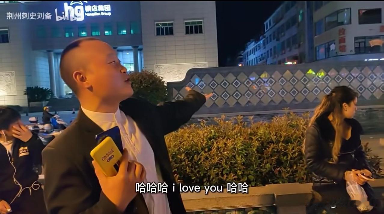 乌克兰美女被国内横店流浪汉围观调侃，这素质也太差了，跟印度阿三有什么区别。评