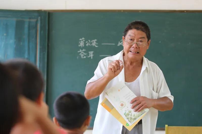 50多岁的孙老师，被迫去了后勤。他本来教二年级语文，教学成绩一直都是名列前茅的