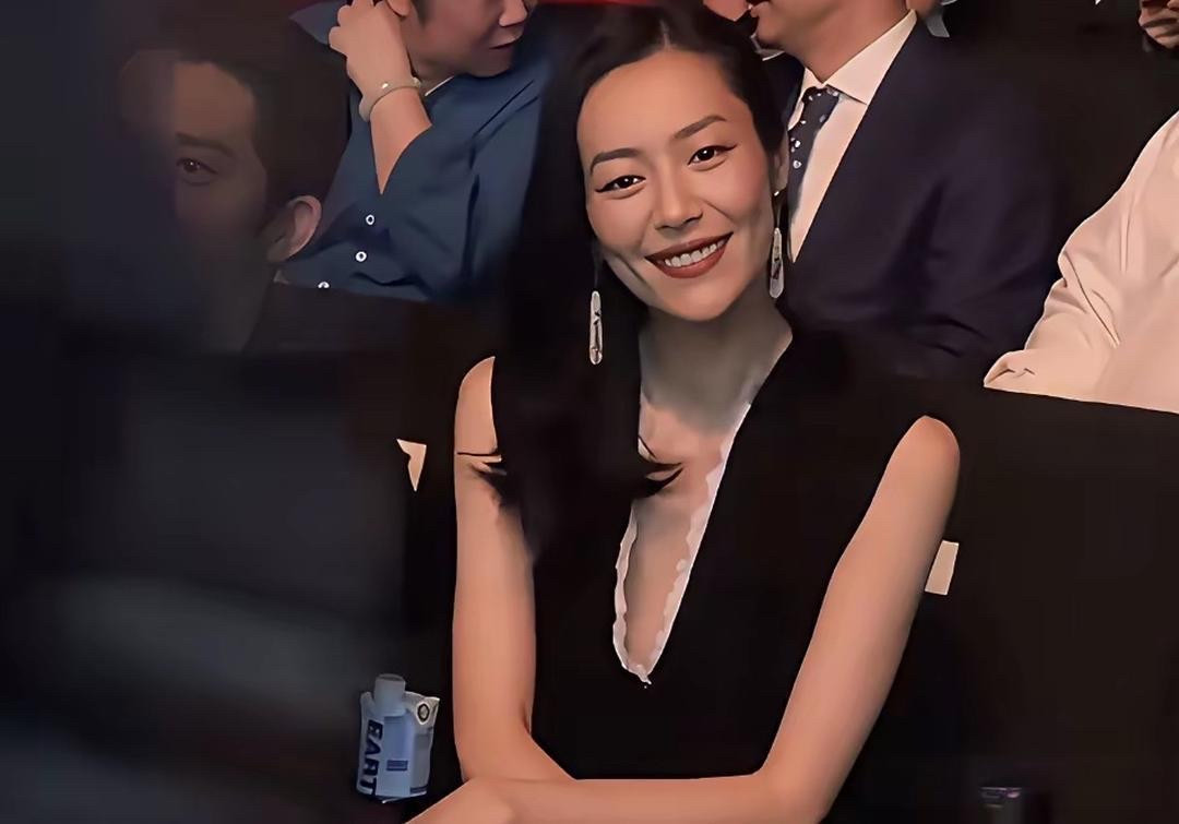 刘雯哪儿是不敢秀恩爱了，是她都38了，谈个恋爱还得“避嫌”。看她改签、一个人拖箱过安检，挺唏嘘——一