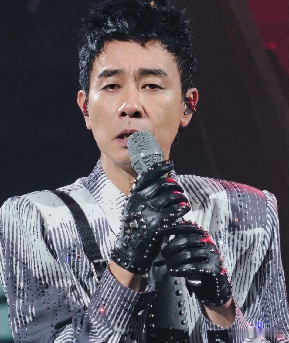 陈小春，口碑暴涨！6月22号，陈小春又冲上了热搜，原因是他演唱会视线遮挡的