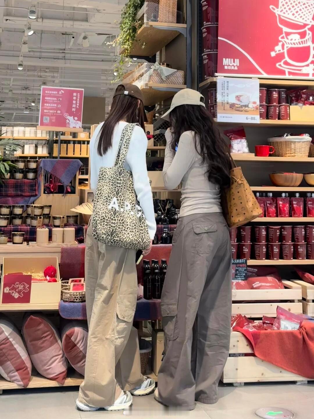 Vocal！无印良品看到的！直接一眼沦陷啊啊这两个小姐姐穿的裤子都好好看啊啊啊啊