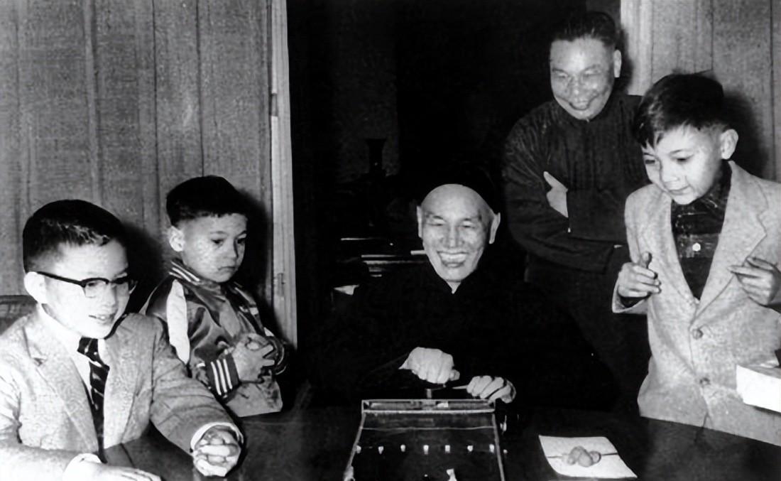 50年代，蒋介石与孙子们尽享天伦之乐，三代人共同出镜难得一见“爷爷，我这匹马要