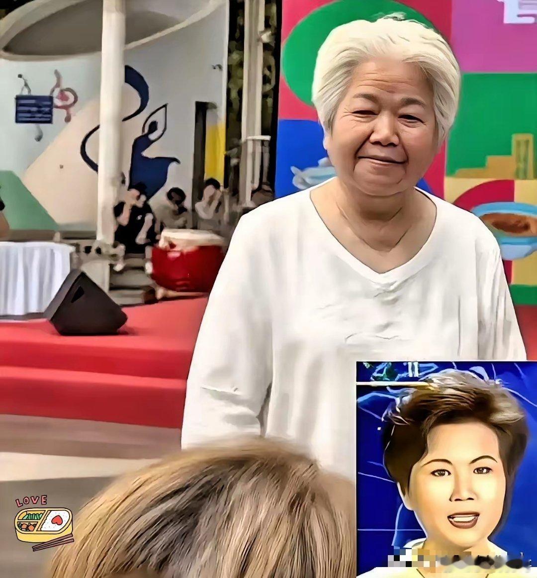 邢质斌这次，是真让人认不出来了。78岁，北京方庄美食节，街边小吃摊烟火气腾腾。她