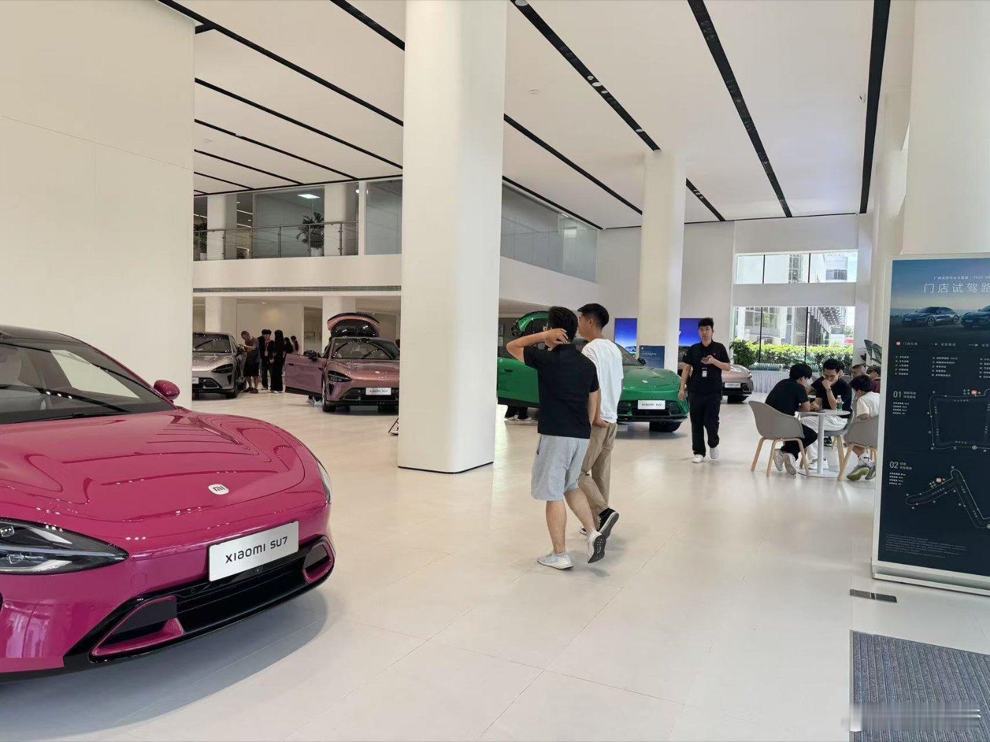 到小米店里看看我以为会门庭若市，结果发现并没有很多人不是你们买车都不用看车的吗[