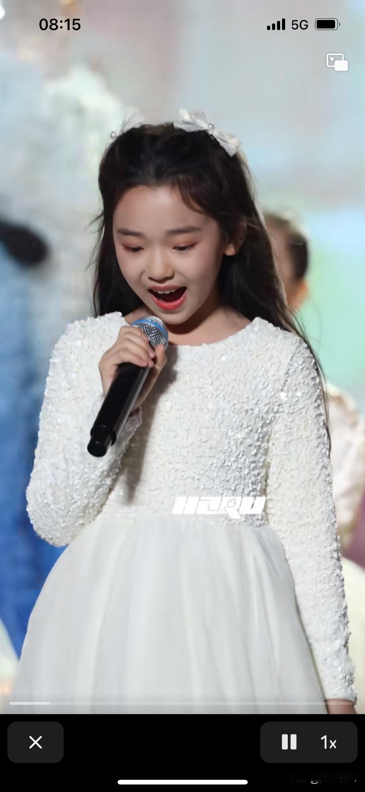 董璇的女儿慢慢变了，变得越来越成熟稳重，看看这种舞台风格，就是很有经验一样。