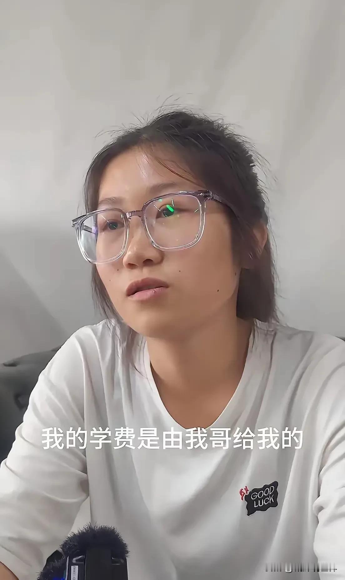 扁担女孩终于现身了！并接受了新华社的采访！这位来自广西桂林的女孩说起她的学费是打