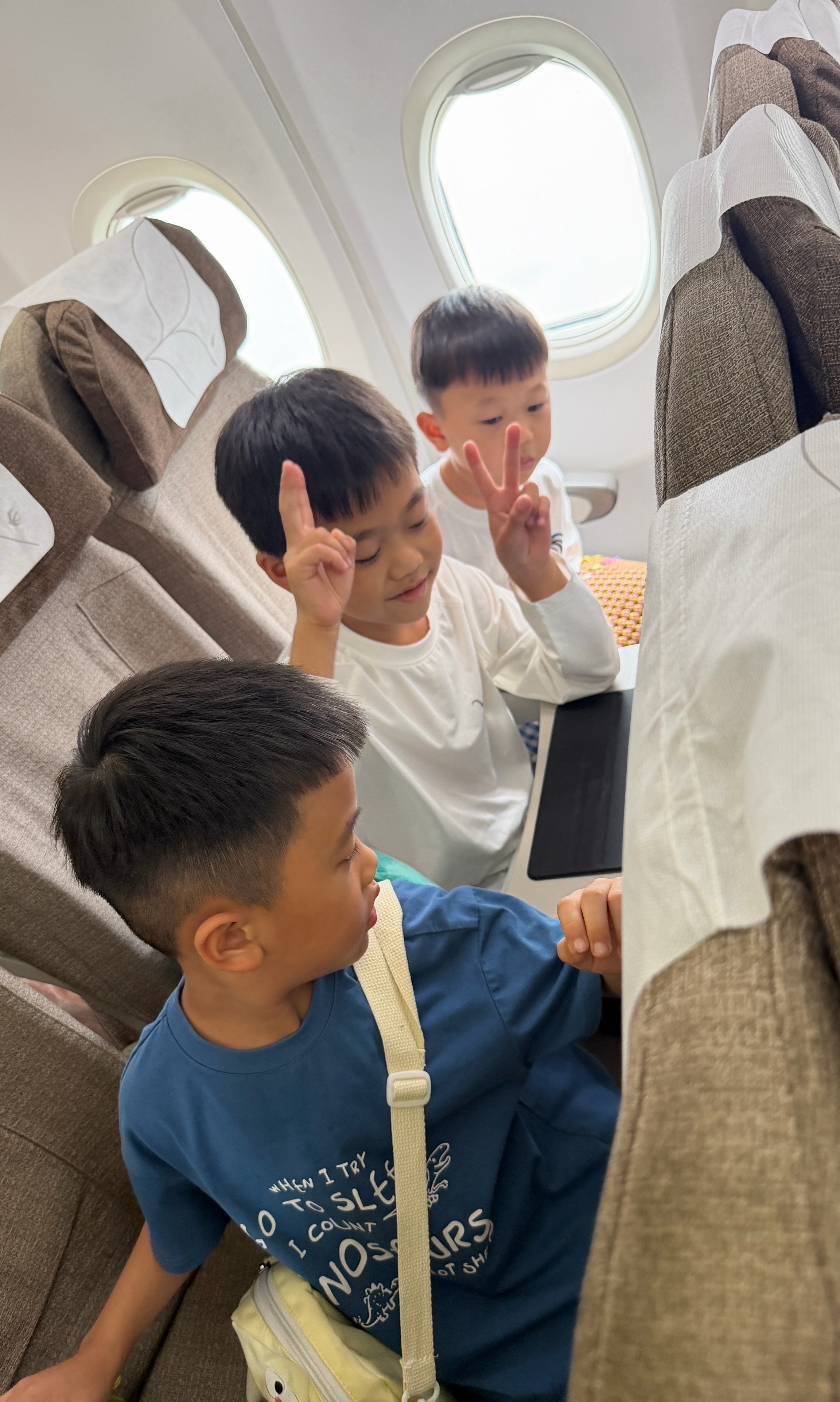 我这两个搞笑朋友，在机场登机口附近买东西不知道怎么回事，出了安检处，需要重新安检