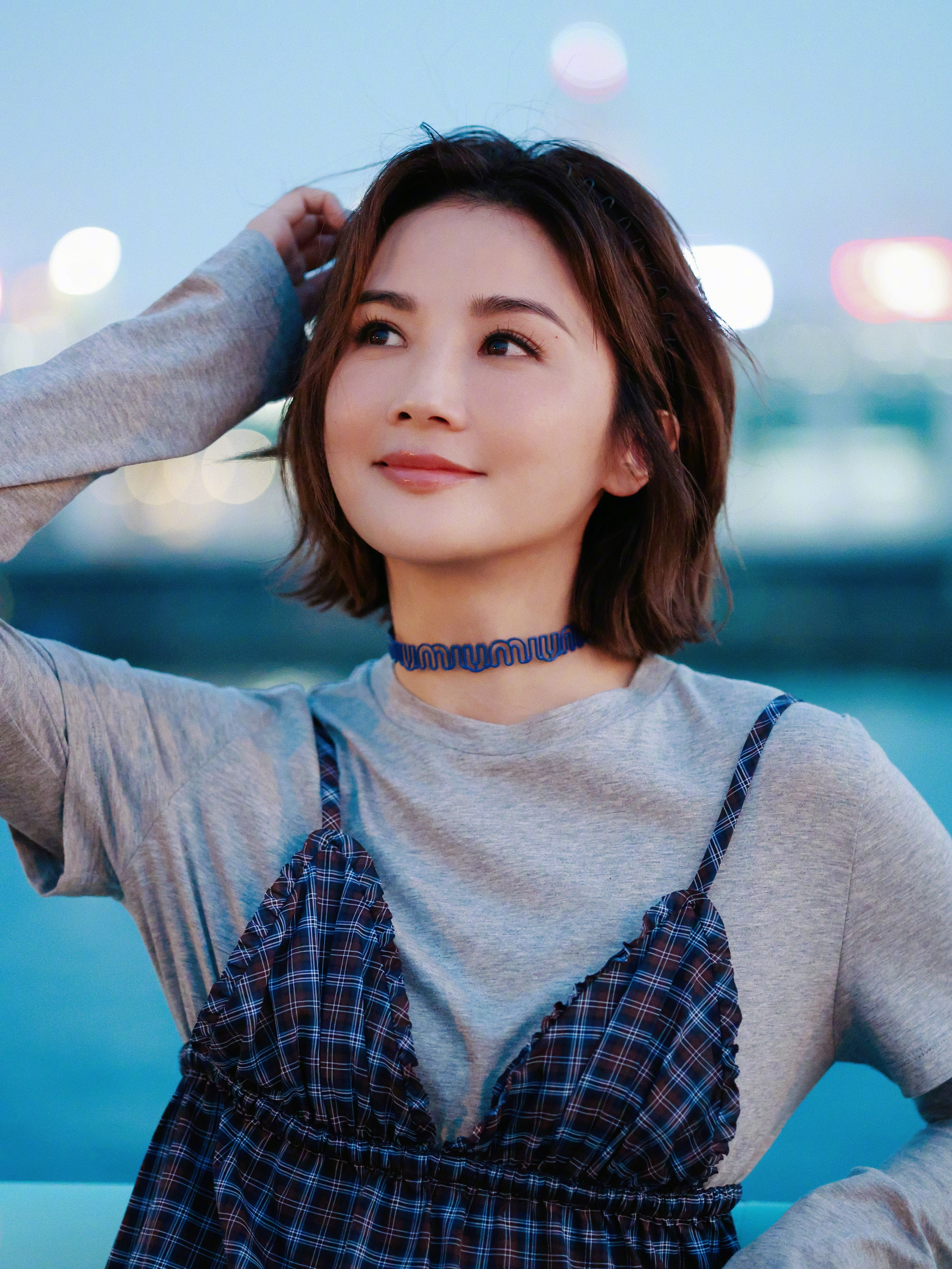 #蔡卓妍#出席活動，身著格紋裙裝，率性明媚，收穫當下美好畫面📸#有点妍究#​