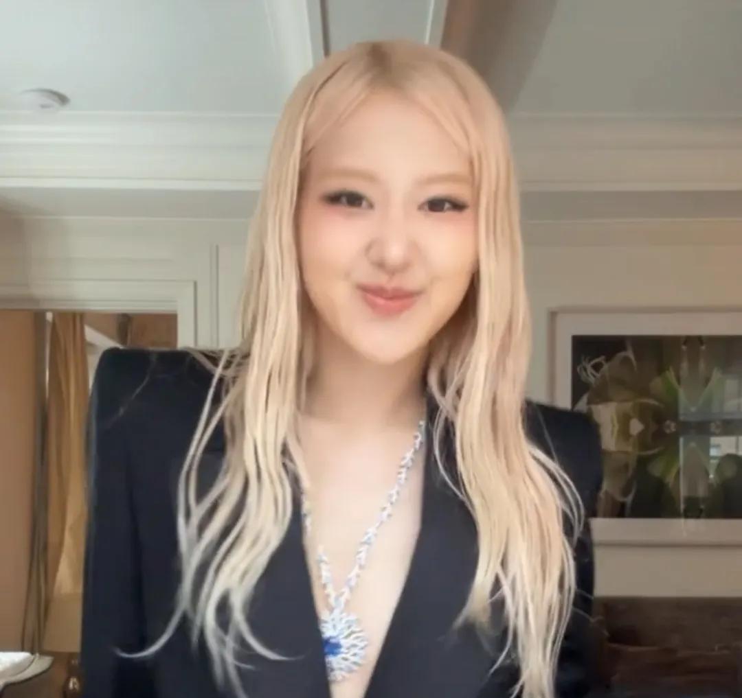 朴彩英不知道它自己挂了空挡吗，为什么她总是给人感觉一种高级美，湿发造型更大的原因