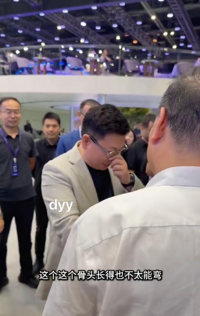 余承东三月份摔跤导致骨折，伤筋动骨一百天，这刚到时间就出来爬山，看样身体恢复好了