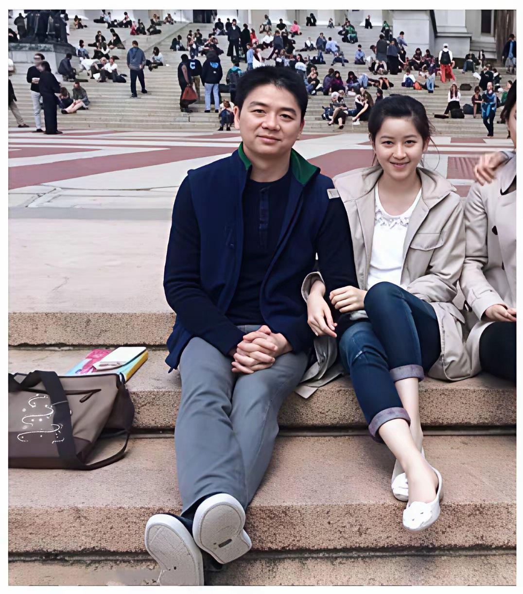感觉她当年是真喜欢刘强东，这个眼神这个状态……​​​