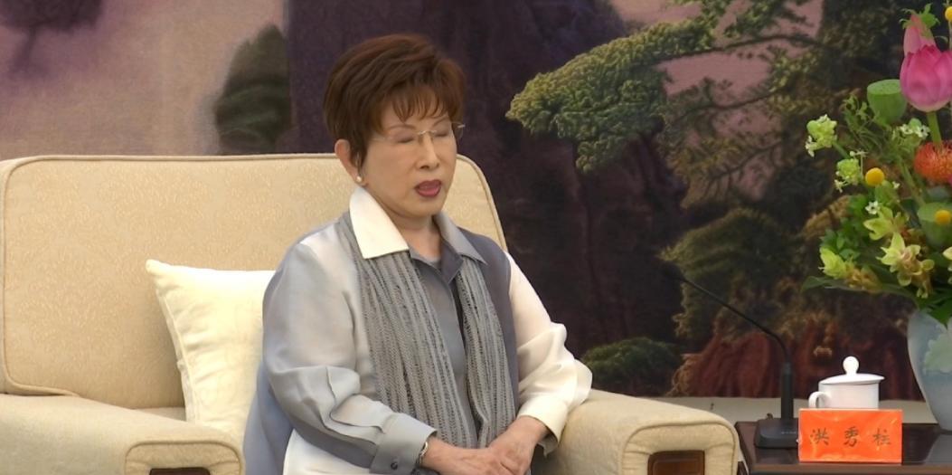 民进党“纸老虎”面目暴露！前来参加阅兵的洪秀柱被预测“100%起诉”，