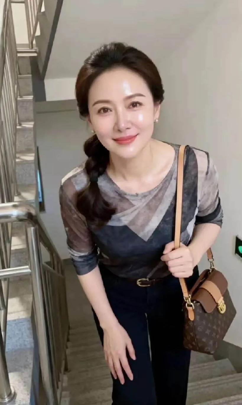 这个美女把温婉端庄，知性优雅表达到极致了！实在太有成熟娴静的知性美了！紧致细