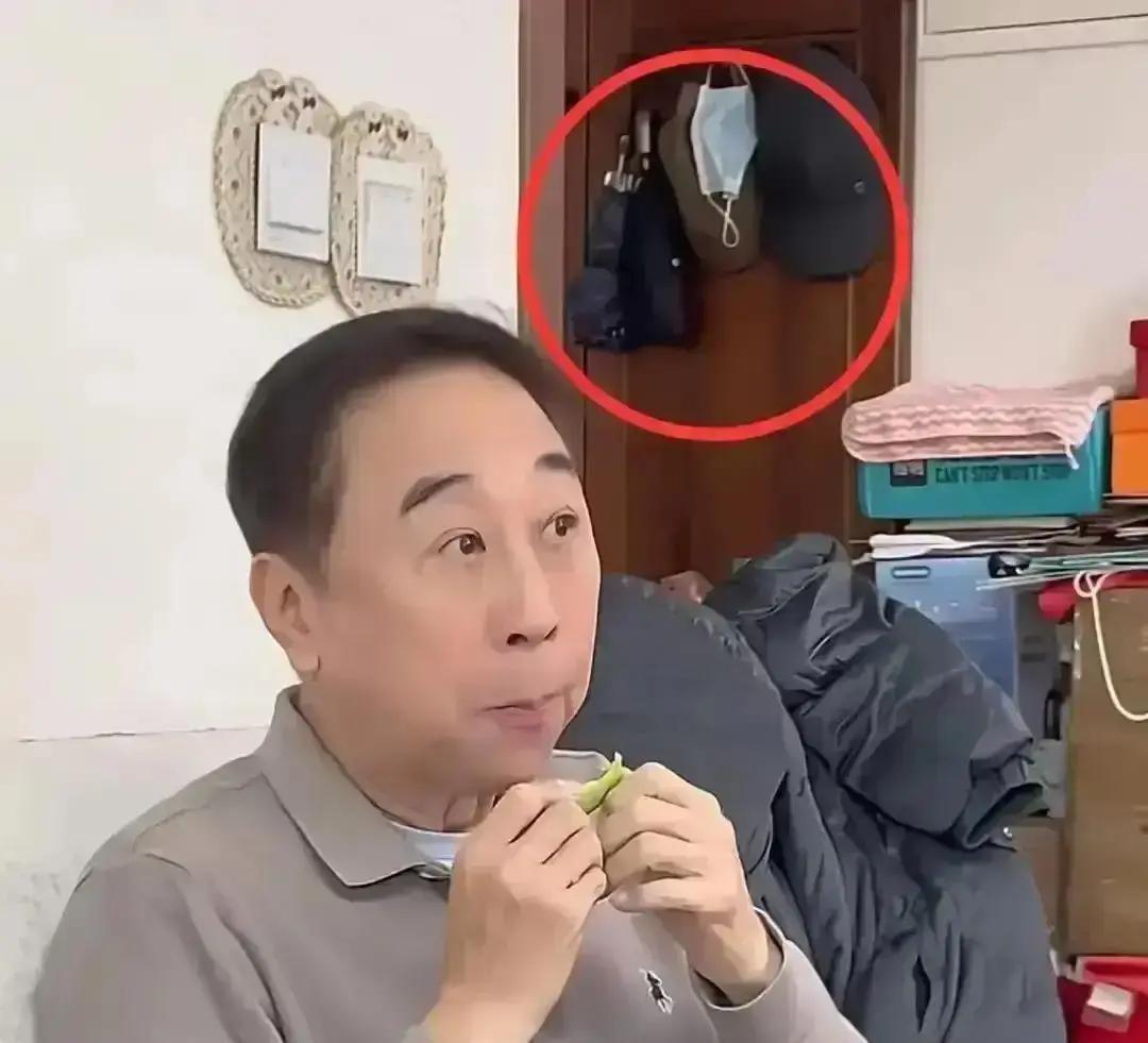 住30年老房，身家过亿？冯巩刷爆热搜。北京南三环西罗园，水泥地、掉漆八仙桌