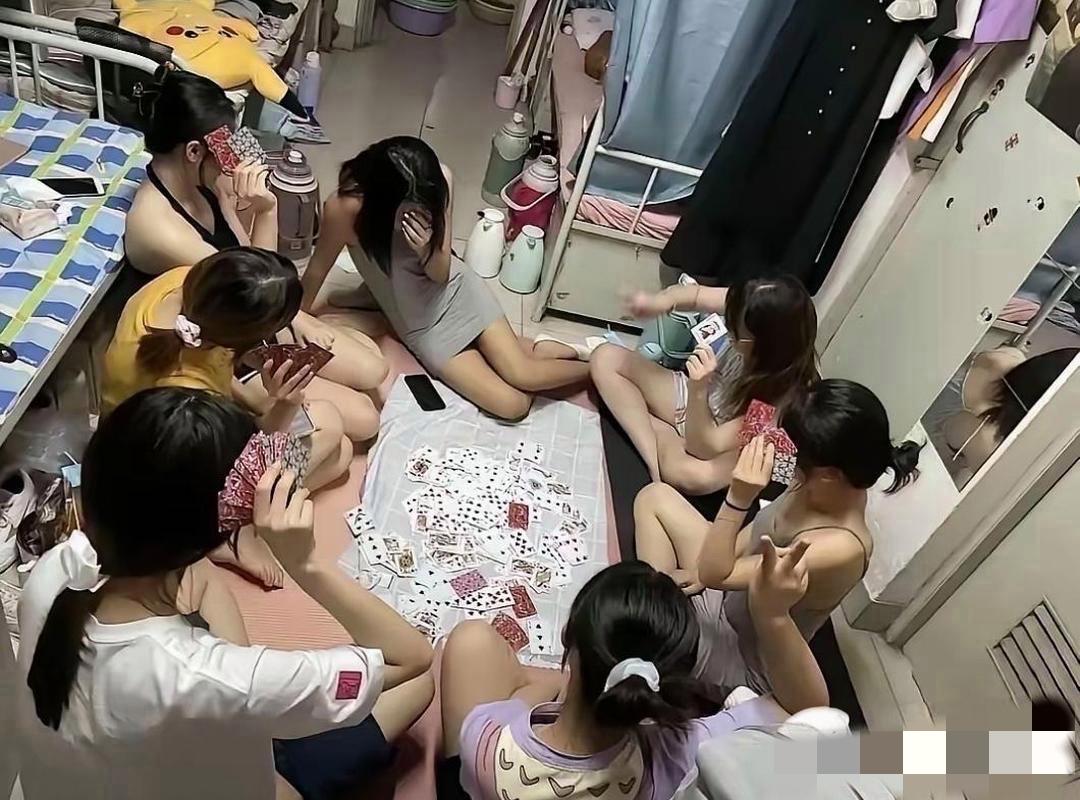最近听到一个事情:宿舍六个女生，四个天天熬夜打游戏、刷剧、逛淘宝，就这么混日子。