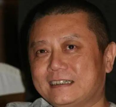 2005年，王朔给徐静蕾打去电话：“你过来帮我搬家。”电话那头，是两人分